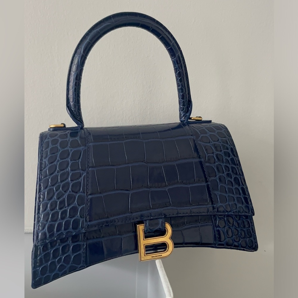 Hourglass purse